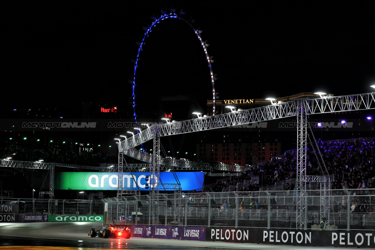 GP LAS VEGAS, Lando Norris (GBR) McLaren MCL39.
21.11.2025. Formula 1 World Championship, Rd 22, Las Vegas Grand Prix, Las Vegas, Nevada, USA, Qualifiche Day.
- www.xpbimages.com, EMail: requests@xpbimages.com © Copyright: Bearne / XPB Images