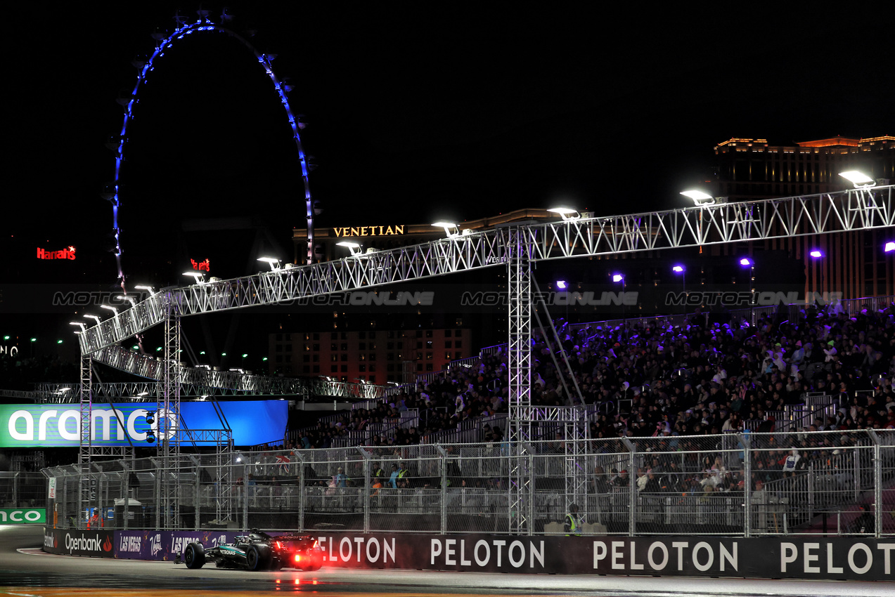GP LAS VEGAS, George Russell (GBR) Mercedes AMG F1 W16.
21.11.2025. Formula 1 World Championship, Rd 22, Las Vegas Grand Prix, Las Vegas, Nevada, USA, Qualifiche Day.
- www.xpbimages.com, EMail: requests@xpbimages.com © Copyright: Bearne / XPB Images