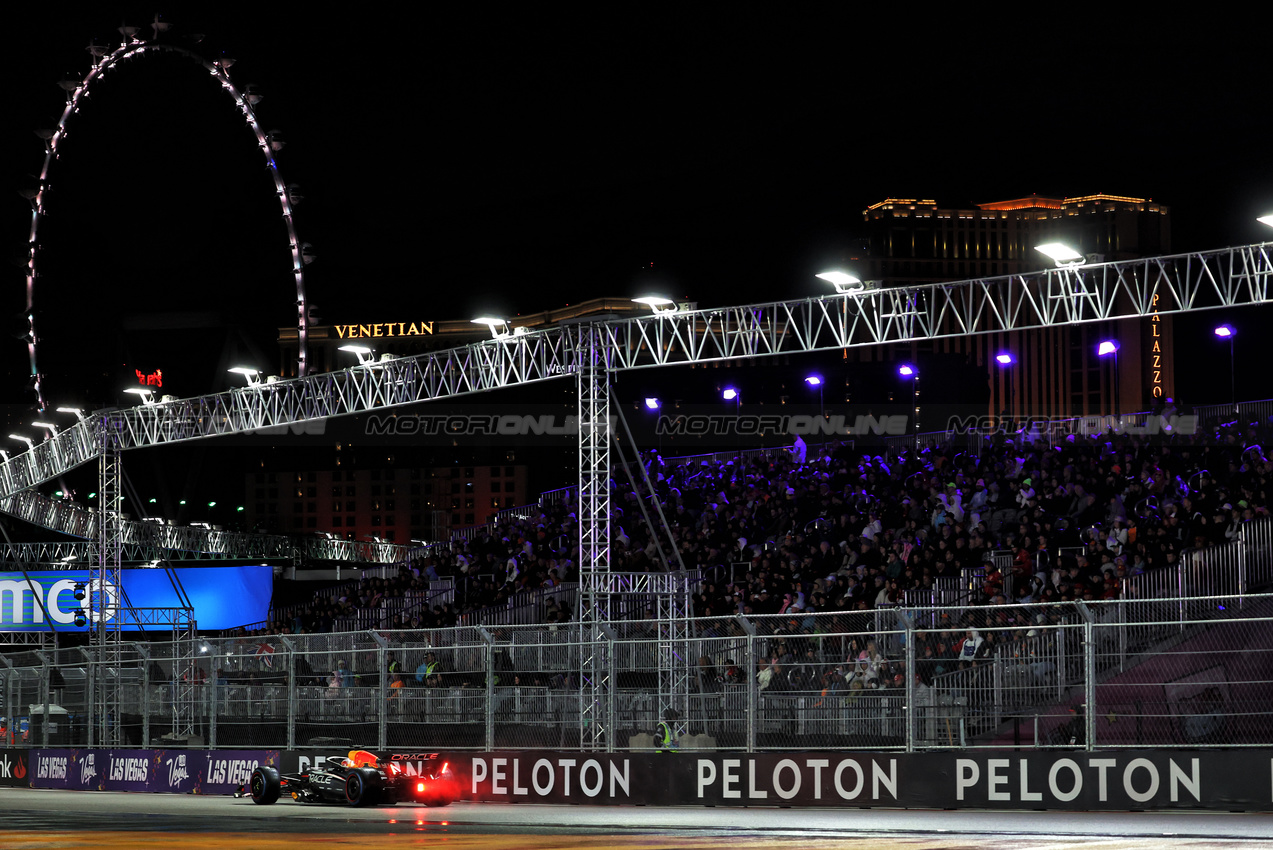 GP LAS VEGAS, Max Verstappen (NLD) Red Bull Racing RB21.

21.11.2025. Formula 1 World Championship, Rd 22, Las Vegas Grand Prix, Las Vegas, Nevada, USA, Qualifiche Day.

- www.xpbimages.com, EMail: requests@xpbimages.com © Copyright: Bearne / XPB Images