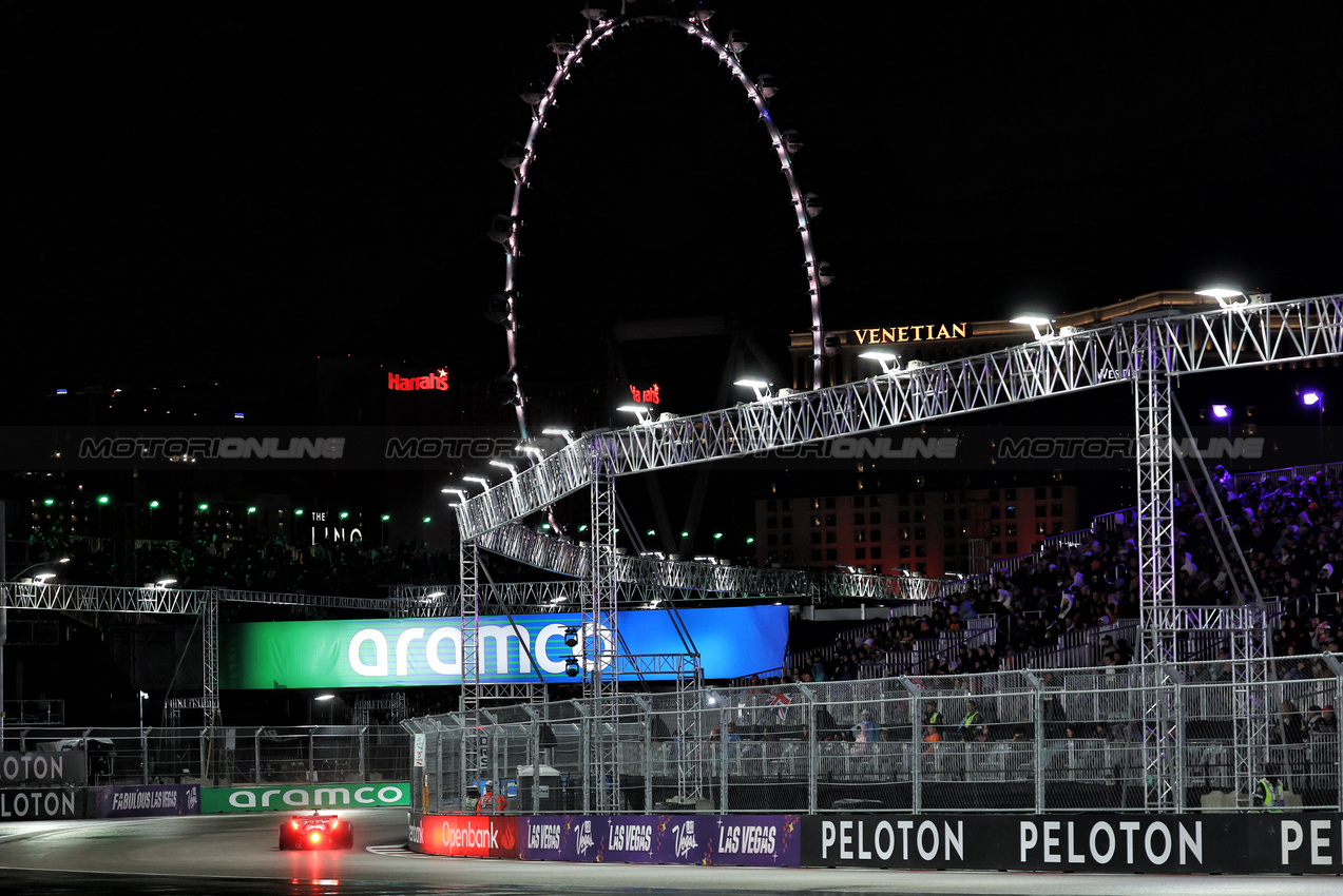 GP LAS VEGAS, Esteban Ocon (FRA) Haas VF-25.
21.11.2025. Formula 1 World Championship, Rd 22, Las Vegas Grand Prix, Las Vegas, Nevada, USA, Qualifiche Day.
- www.xpbimages.com, EMail: requests@xpbimages.com © Copyright: Bearne / XPB Images