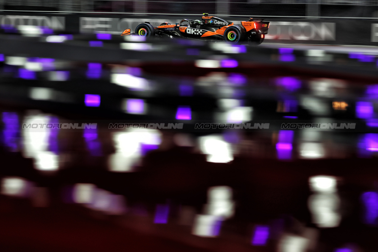 GP LAS VEGAS, Lando Norris (GBR) McLaren MCL39.

21.11.2025. Formula 1 World Championship, Rd 22, Las Vegas Grand Prix, Las Vegas, Nevada, USA, Qualifiche Day.

- www.xpbimages.com, EMail: requests@xpbimages.com © Copyright: Bearne / XPB Images