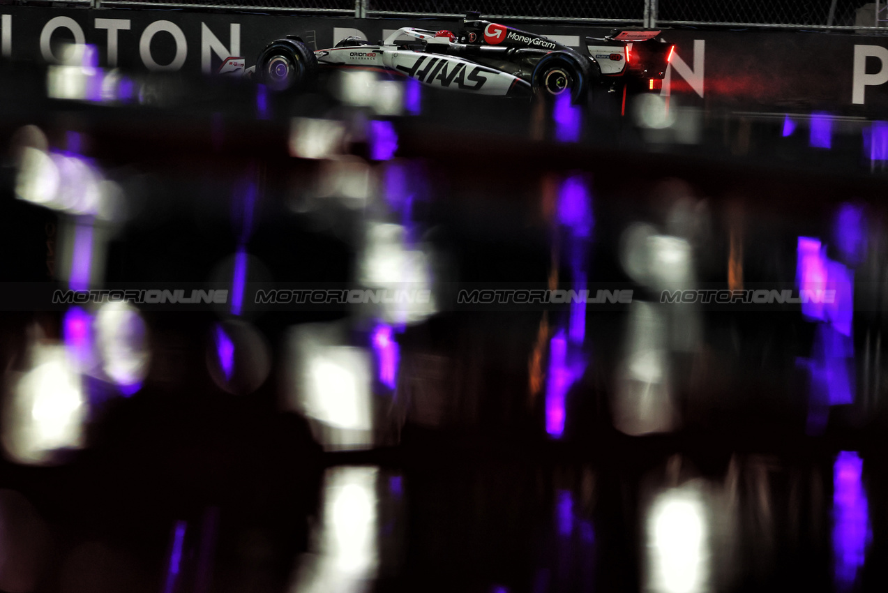 GP LAS VEGAS, Esteban Ocon (FRA) Haas VF-25.
21.11.2025. Formula 1 World Championship, Rd 22, Las Vegas Grand Prix, Las Vegas, Nevada, USA, Qualifiche Day.
- www.xpbimages.com, EMail: requests@xpbimages.com © Copyright: Bearne / XPB Images