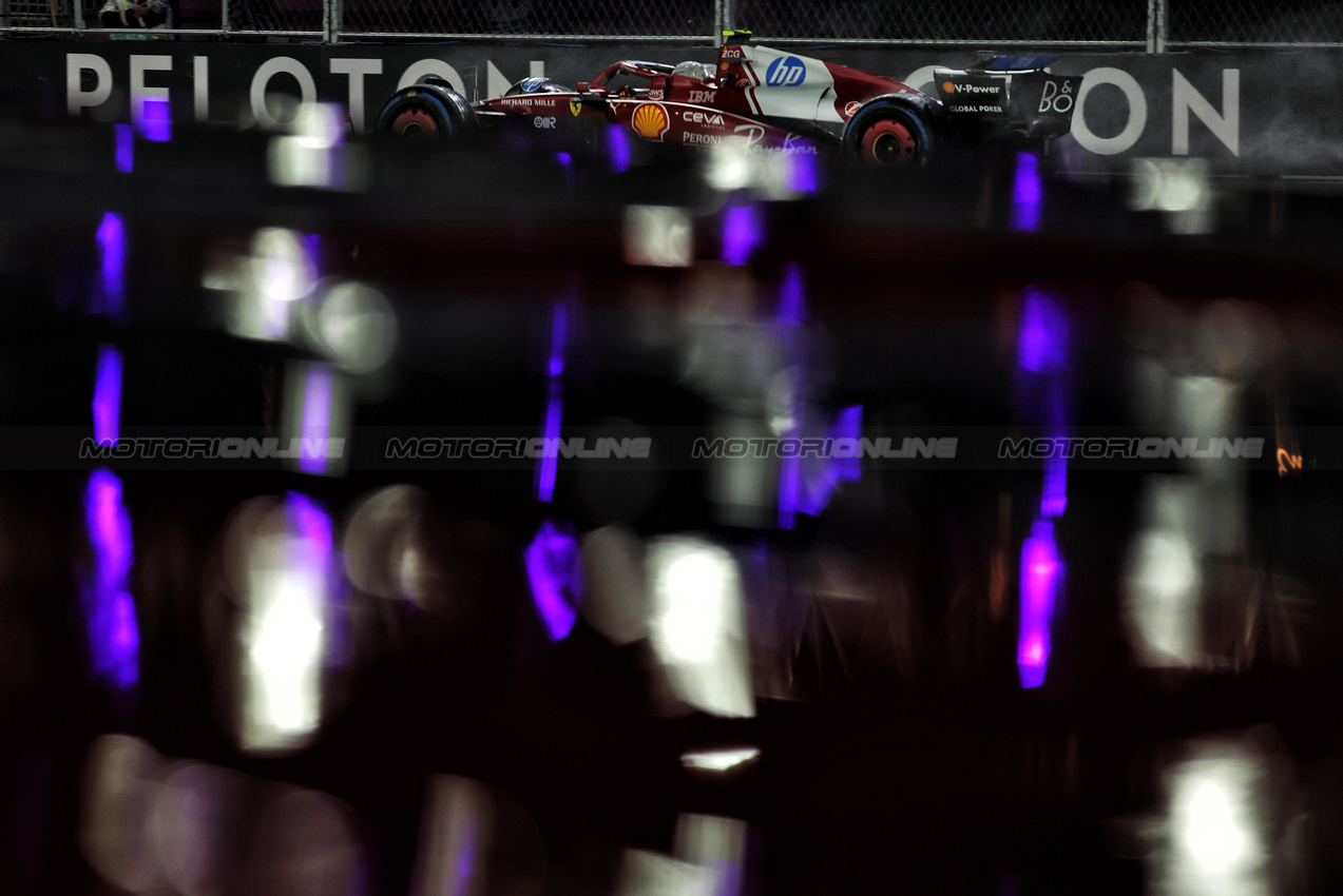 GP LAS VEGAS, Lewis Hamilton (GBR) Ferrari SF-25.
21.11.2025. Formula 1 World Championship, Rd 22, Las Vegas Grand Prix, Las Vegas, Nevada, USA, Qualifiche Day.
- www.xpbimages.com, EMail: requests@xpbimages.com © Copyright: Bearne / XPB Images