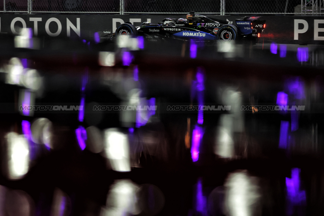 GP LAS VEGAS, Alexander Albon (THA) Atlassian Williams Racing FW47.
21.11.2025. Formula 1 World Championship, Rd 22, Las Vegas Grand Prix, Las Vegas, Nevada, USA, Qualifiche Day.
- www.xpbimages.com, EMail: requests@xpbimages.com © Copyright: Bearne / XPB Images