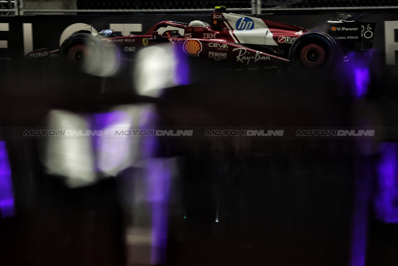 GP LAS VEGAS, Lewis Hamilton (GBR) Ferrari SF-25.
21.11.2025. Formula 1 World Championship, Rd 22, Las Vegas Grand Prix, Las Vegas, Nevada, USA, Qualifiche Day.
- www.xpbimages.com, EMail: requests@xpbimages.com © Copyright: Bearne / XPB Images