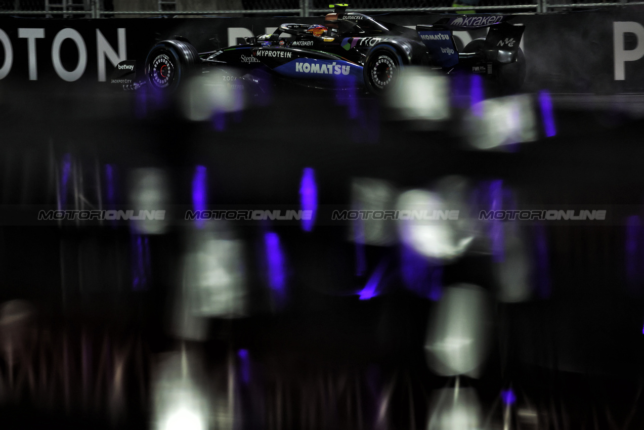 GP LAS VEGAS, Carlos Sainz (ESP) Atlassian Williams Racing FW47.

21.11.2025. Formula 1 World Championship, Rd 22, Las Vegas Grand Prix, Las Vegas, Nevada, USA, Qualifiche Day.

- www.xpbimages.com, EMail: requests@xpbimages.com © Copyright: Bearne / XPB Images