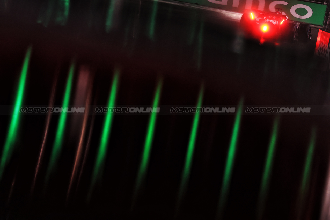 GP LAS VEGAS, Esteban Ocon (FRA) Haas VF-25.

21.11.2025. Formula 1 World Championship, Rd 22, Las Vegas Grand Prix, Las Vegas, Nevada, USA, Qualifiche Day.

- www.xpbimages.com, EMail: requests@xpbimages.com © Copyright: Bearne / XPB Images