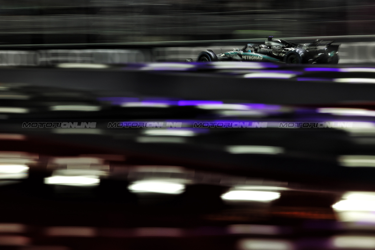 GP LAS VEGAS, George Russell (GBR) Mercedes AMG F1 W16.
21.11.2025. Formula 1 World Championship, Rd 22, Las Vegas Grand Prix, Las Vegas, Nevada, USA, Qualifiche Day.
- www.xpbimages.com, EMail: requests@xpbimages.com © Copyright: Bearne / XPB Images