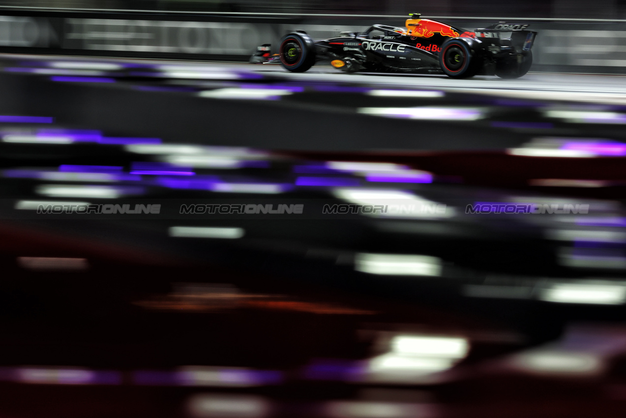 GP LAS VEGAS, Yuki Tsunoda (JPN) Red Bull Racing RB21.
21.11.2025. Formula 1 World Championship, Rd 22, Las Vegas Grand Prix, Las Vegas, Nevada, USA, Qualifiche Day.
- www.xpbimages.com, EMail: requests@xpbimages.com © Copyright: Bearne / XPB Images