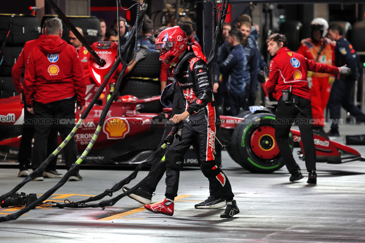 GP LAS VEGAS, Esteban Ocon (FRA) Haas F1 Team.
21.11.2025. Formula 1 World Championship, Rd 22, Las Vegas Grand Prix, Las Vegas, Nevada, USA, Qualifiche Day.
- www.xpbimages.com, EMail: requests@xpbimages.com © Copyright: Batchelor / XPB Images