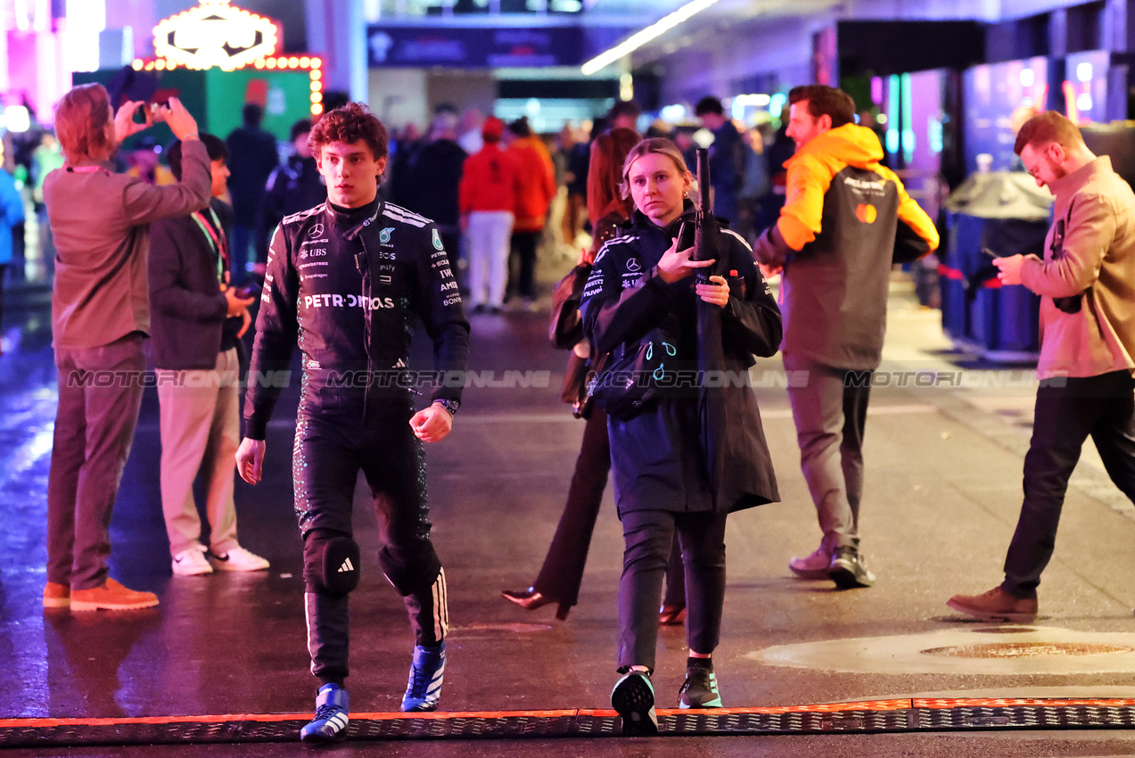 GP LAS VEGAS, Andrea Kimi Antonelli (ITA) Mercedes AMG F1.
21.11.2025. Formula 1 World Championship, Rd 22, Las Vegas Grand Prix, Las Vegas, Nevada, USA, Qualifiche Day.
- www.xpbimages.com, EMail: requests@xpbimages.com © Copyright: Charniaux / XPB Images