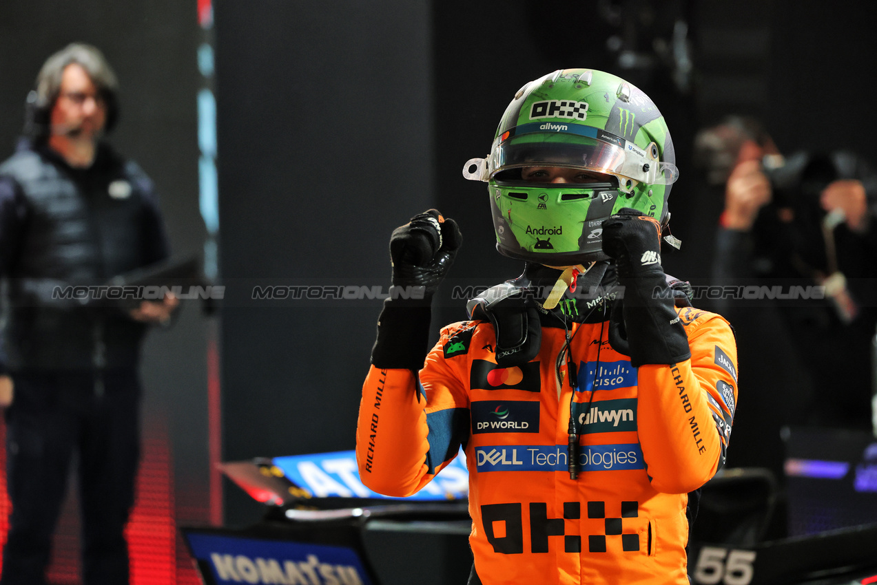 GP LAS VEGAS, Lando Norris (GBR) McLaren celebrates his pole position in qualifying parc ferme.
21.11.2025. Formula 1 World Championship, Rd 22, Las Vegas Grand Prix, Las Vegas, Nevada, USA, Qualifiche Day.
- www.xpbimages.com, EMail: requests@xpbimages.com © Copyright: Batchelor / XPB Images