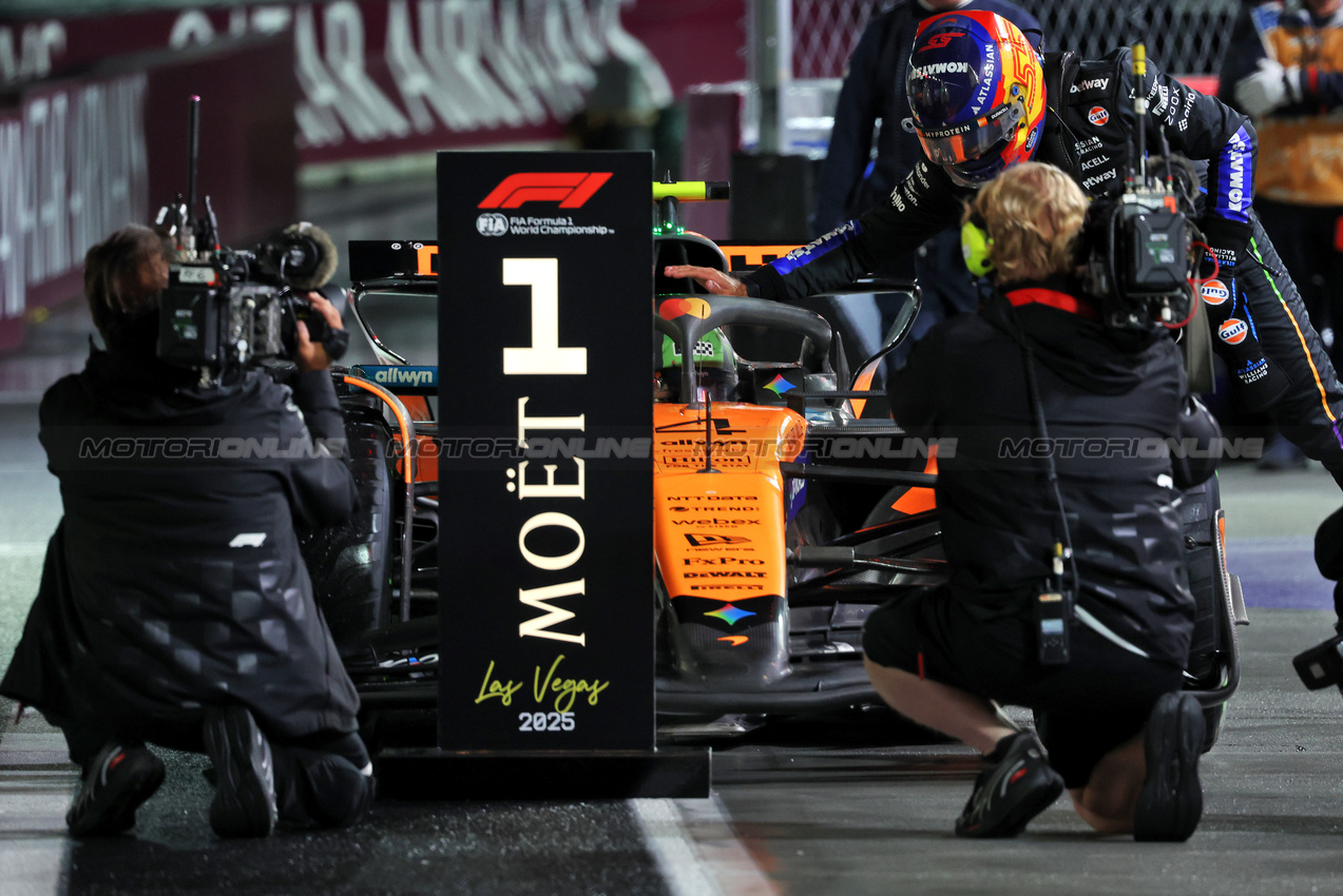 GP LAS VEGAS, (L to R): Pole sitter Lando Norris (GBR) McLaren MCL39 with third placed Carlos Sainz (ESP) Atlassian Williams Racing in qualifying parc ferme.

21.11.2025. Formula 1 World Championship, Rd 22, Las Vegas Grand Prix, Las Vegas, Nevada, USA, Qualifiche Day.

- www.xpbimages.com, EMail: requests@xpbimages.com © Copyright: Bearne / XPB Images