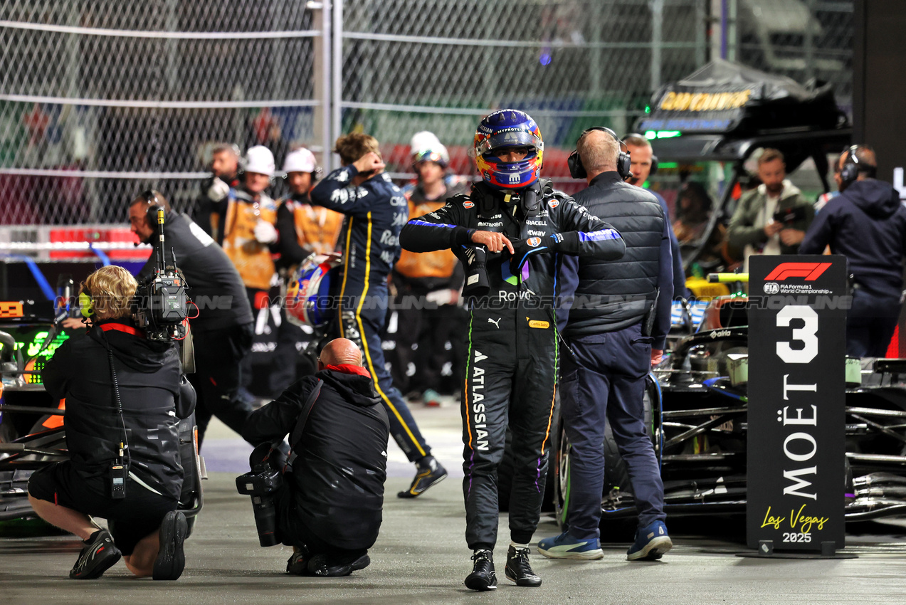 GP LAS VEGAS, Third placed Carlos Sainz (ESP) Atlassian Williams Racing in qualifying parc ferme.
21.11.2025. Formula 1 World Championship, Rd 22, Las Vegas Grand Prix, Las Vegas, Nevada, USA, Qualifiche Day.
- www.xpbimages.com, EMail: requests@xpbimages.com © Copyright: Bearne / XPB Images