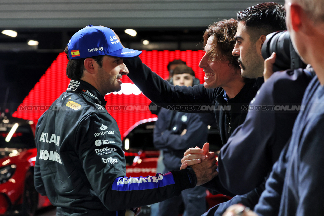 GP LAS VEGAS, (L to R): Third placed Carlos Sainz (ESP) Atlassian Williams Racing celebrates in qualifying parc ferme with Roberto Mehri (ESP) e Pierluigi (Gigi) Della Bona (ITA) Atlassian Williams Racing Performance Coach.

21.11.2025. Formula 1 World Championship, Rd 22, Las Vegas Grand Prix, Las Vegas, Nevada, USA, Qualifiche Day.

- www.xpbimages.com, EMail: requests@xpbimages.com © Copyright: Bearne / XPB Images