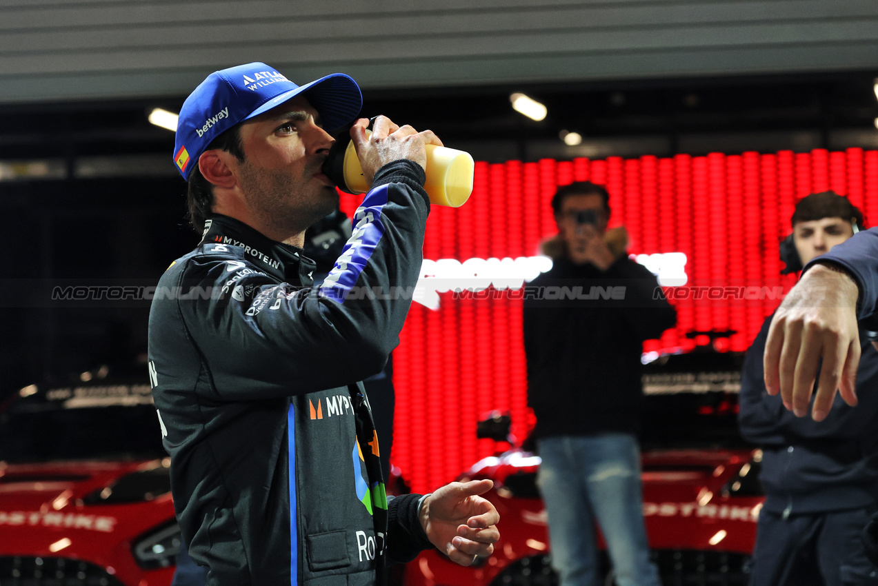 GP LAS VEGAS, Third placed Carlos Sainz (ESP) Atlassian Williams Racing in qualifying parc ferme.

21.11.2025. Formula 1 World Championship, Rd 22, Las Vegas Grand Prix, Las Vegas, Nevada, USA, Qualifiche Day.

- www.xpbimages.com, EMail: requests@xpbimages.com © Copyright: Bearne / XPB Images