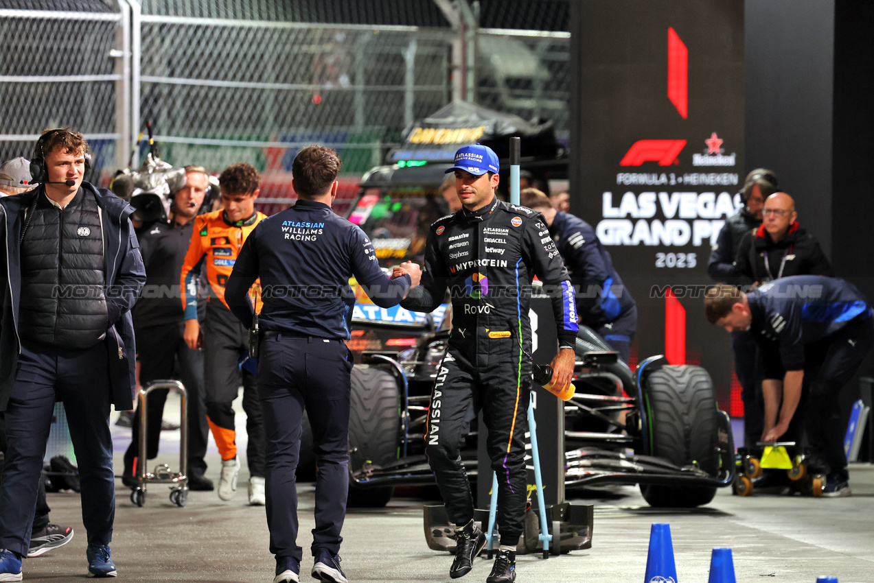GP LAS VEGAS, Third placed Carlos Sainz (ESP) Atlassian Williams Racing in qualifying parc ferme.

21.11.2025. Formula 1 World Championship, Rd 22, Las Vegas Grand Prix, Las Vegas, Nevada, USA, Qualifiche Day.

- www.xpbimages.com, EMail: requests@xpbimages.com © Copyright: Bearne / XPB Images