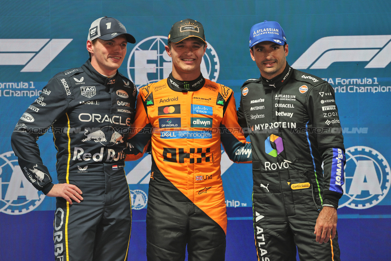 GP LAS VEGAS, Qualifiche top three in parc ferme (L to R): Max Verstappen (NLD) Red Bull Racing, second; Lando Norris (GBR) McLaren, pole position; Carlos Sainz (ESP) Atlassian Williams Racing, third.

21.11.2025. Formula 1 World Championship, Rd 22, Las Vegas Grand Prix, Las Vegas, Nevada, USA, Qualifiche Day.

- www.xpbimages.com, EMail: requests@xpbimages.com © Copyright: Batchelor / XPB Images