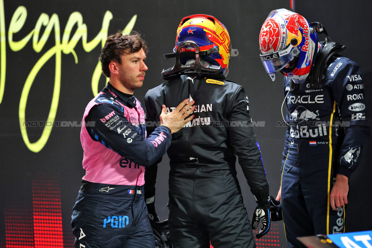 GP LAS VEGAS, (L to R): Pierre Gasly (FRA) Alpine F1 Team with Carlos Sainz (ESP) Atlassian Williams Racing e Max Verstappen (NLD) Red Bull Racing in qualifying parc ferme.

21.11.2025. Formula 1 World Championship, Rd 22, Las Vegas Grand Prix, Las Vegas, Nevada, USA, Qualifiche Day.

- www.xpbimages.com, EMail: requests@xpbimages.com © Copyright: Batchelor / XPB Images