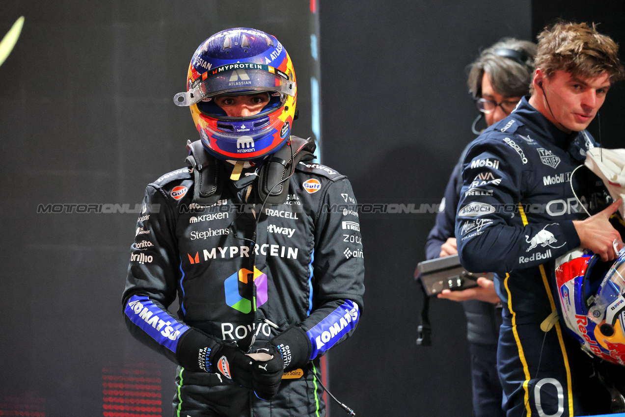 GP LAS VEGAS, Third placed Carlos Sainz (ESP) Atlassian Williams Racing in qualifying parc ferme.

21.11.2025. Formula 1 World Championship, Rd 22, Las Vegas Grand Prix, Las Vegas, Nevada, USA, Qualifiche Day.

- www.xpbimages.com, EMail: requests@xpbimages.com © Copyright: Batchelor / XPB Images
