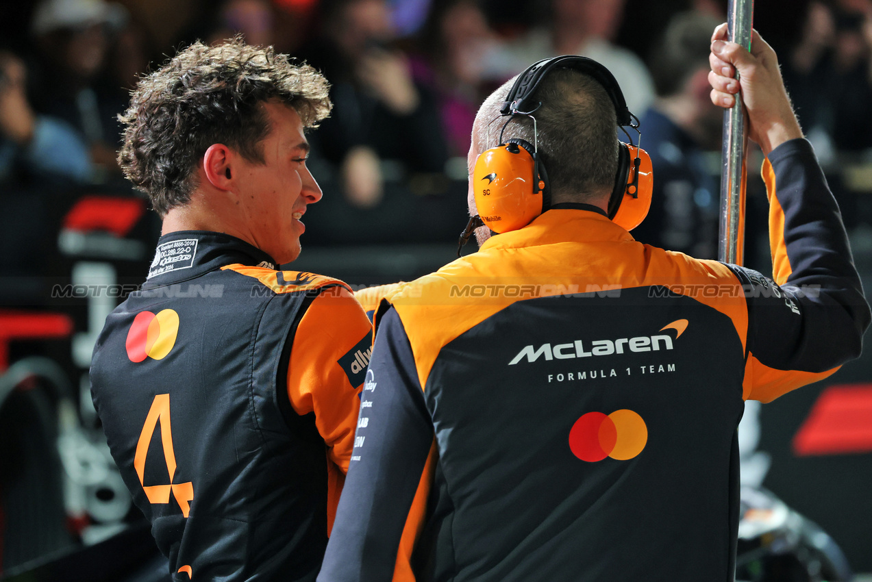 GP LAS VEGAS, Pole sitter Lando Norris (GBR) McLaren in qualifying parc ferme.

21.11.2025. Formula 1 World Championship, Rd 22, Las Vegas Grand Prix, Las Vegas, Nevada, USA, Qualifiche Day.

- www.xpbimages.com, EMail: requests@xpbimages.com © Copyright: Batchelor / XPB Images