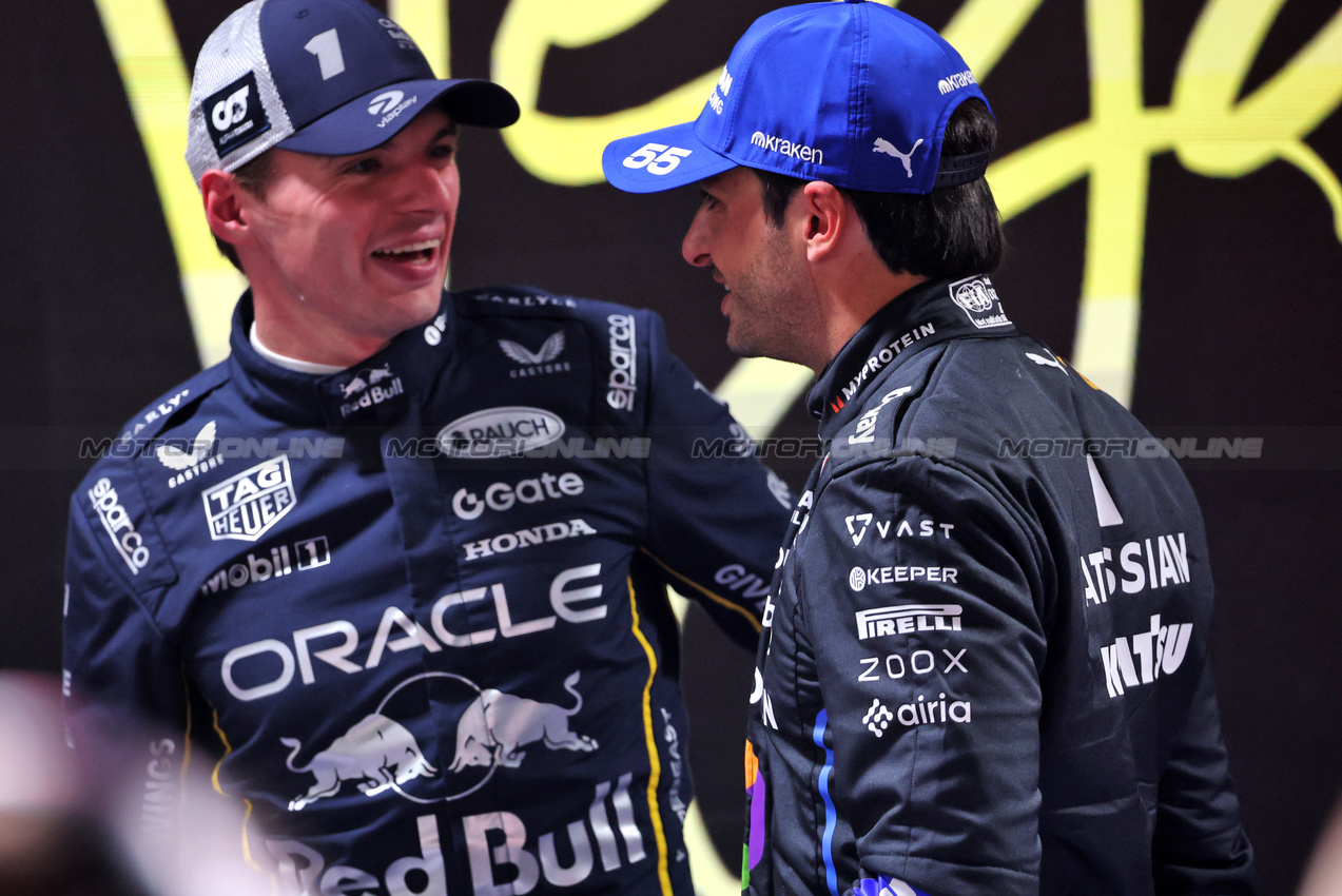 GP LAS VEGAS, (L to R): Max Verstappen (NLD) Red Bull Racing with Carlos Sainz (ESP) Atlassian Williams Racing in qualifying parc ferme.
21.11.2025. Formula 1 World Championship, Rd 22, Las Vegas Grand Prix, Las Vegas, Nevada, USA, Qualifiche Day.
- www.xpbimages.com, EMail: requests@xpbimages.com © Copyright: Batchelor / XPB Images