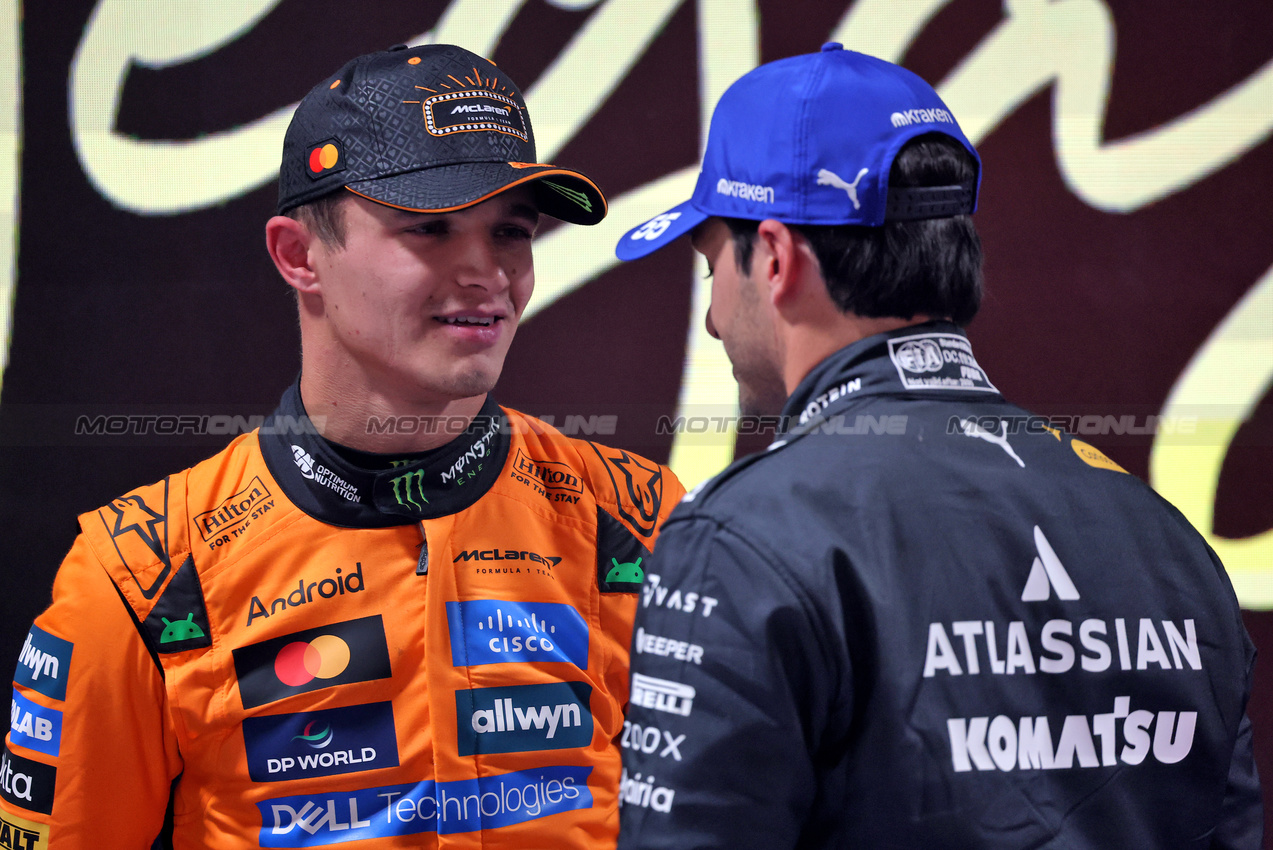 GP LAS VEGAS, (L to R): Lando Norris (GBR) McLaren with Carlos Sainz (ESP) Atlassian Williams Racing in qualifying parc ferme.

21.11.2025. Formula 1 World Championship, Rd 22, Las Vegas Grand Prix, Las Vegas, Nevada, USA, Qualifiche Day.

- www.xpbimages.com, EMail: requests@xpbimages.com © Copyright: Batchelor / XPB Images