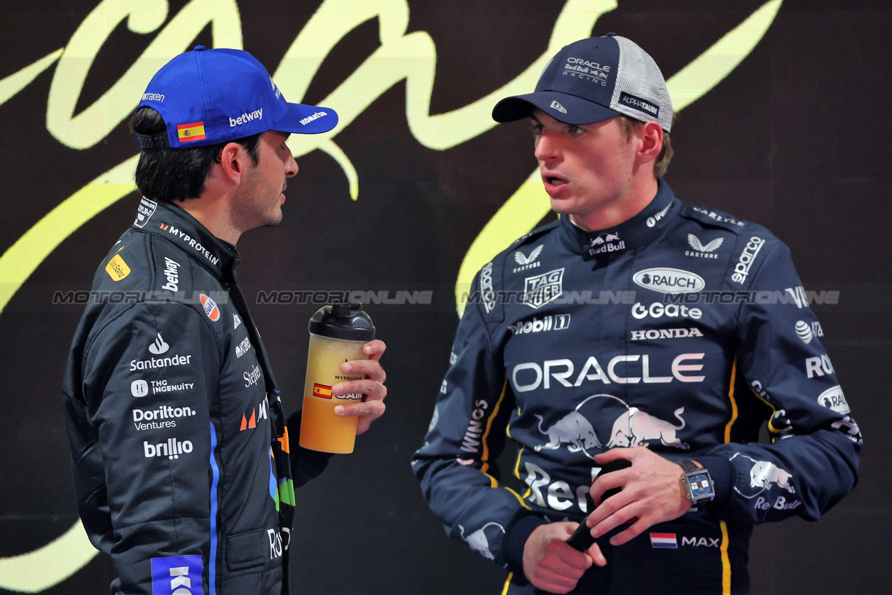 GP LAS VEGAS, (L to R): Carlos Sainz (ESP) Atlassian Williams Racing with Max Verstappen (NLD) Red Bull Racing in qualifying parc ferme.
21.11.2025. Formula 1 World Championship, Rd 22, Las Vegas Grand Prix, Las Vegas, Nevada, USA, Qualifiche Day.
- www.xpbimages.com, EMail: requests@xpbimages.com © Copyright: Batchelor / XPB Images