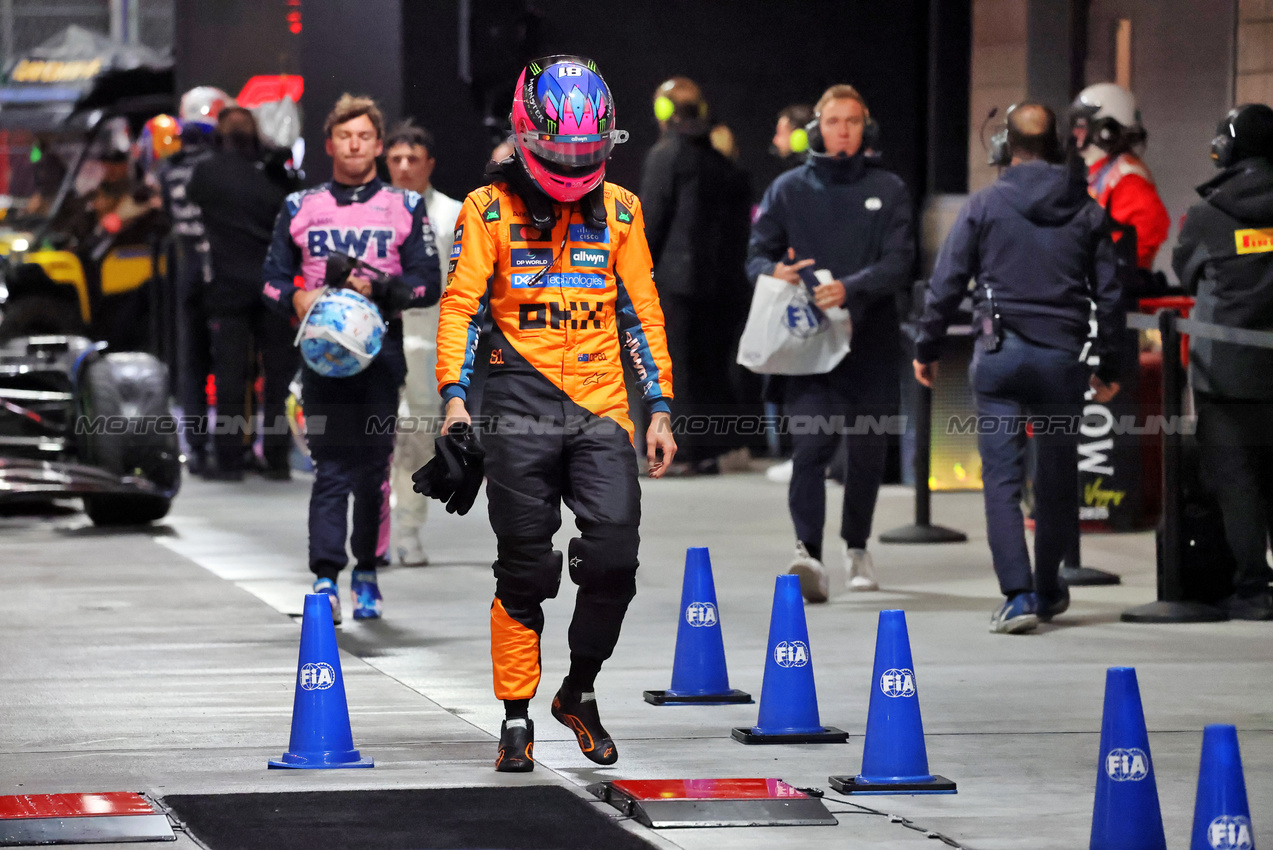 GP LAS VEGAS, Oscar Piastri (AUS) McLaren in qualifying parc ferme.
21.11.2025. Formula 1 World Championship, Rd 22, Las Vegas Grand Prix, Las Vegas, Nevada, USA, Qualifiche Day.
- www.xpbimages.com, EMail: requests@xpbimages.com © Copyright: Charniaux / XPB Images