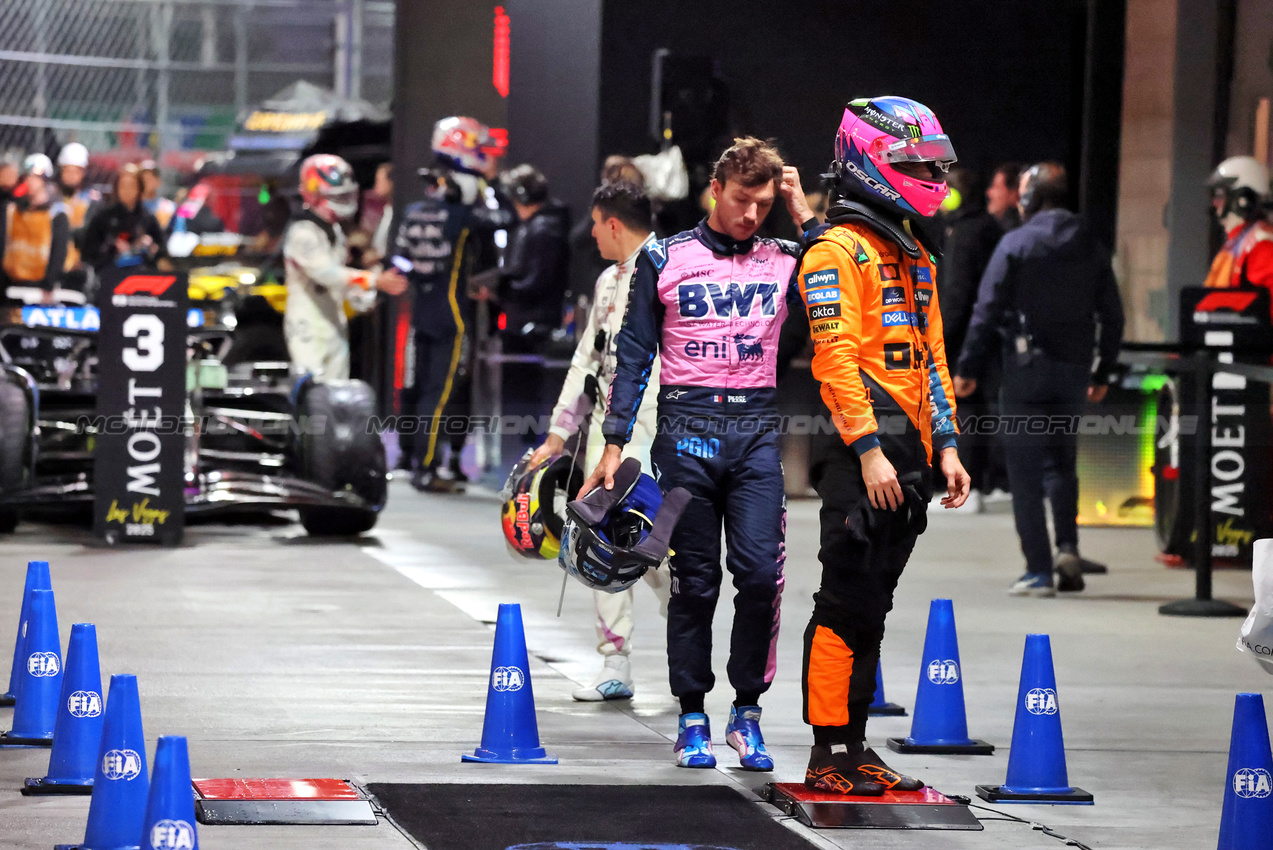 GP LAS VEGAS, Oscar Piastri (AUS) McLaren in qualifying parc ferme.
21.11.2025. Formula 1 World Championship, Rd 22, Las Vegas Grand Prix, Las Vegas, Nevada, USA, Qualifiche Day.
- www.xpbimages.com, EMail: requests@xpbimages.com © Copyright: Charniaux / XPB Images