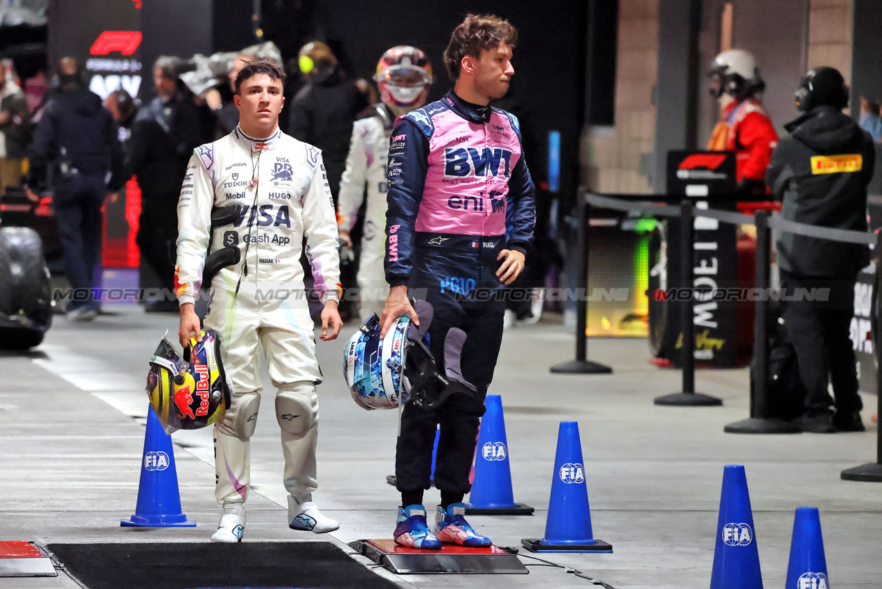 GP LAS VEGAS, Pierre Gasly (FRA) Alpine F1 Team e Isack Hadjar (FRA) Racing Bulls in qualifying parc ferme.
21.11.2025. Formula 1 World Championship, Rd 22, Las Vegas Grand Prix, Las Vegas, Nevada, USA, Qualifiche Day.
- www.xpbimages.com, EMail: requests@xpbimages.com © Copyright: Charniaux / XPB Images