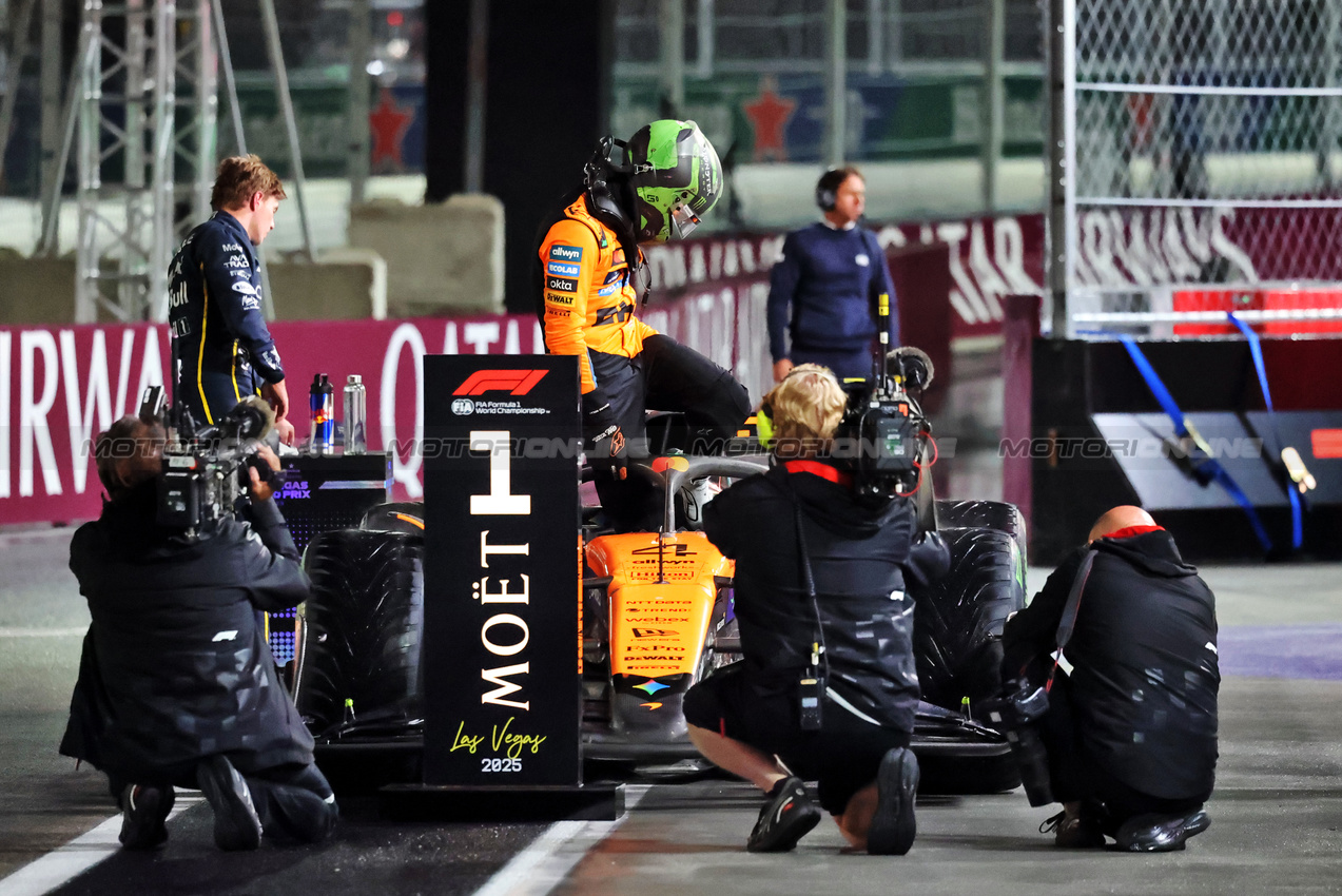 GP LAS VEGAS, Pole sitter Lando Norris (GBR) McLaren MCL39 in qualifying parc ferme.

21.11.2025. Formula 1 World Championship, Rd 22, Las Vegas Grand Prix, Las Vegas, Nevada, USA, Qualifiche Day.

- www.xpbimages.com, EMail: requests@xpbimages.com © Copyright: Charniaux / XPB Images