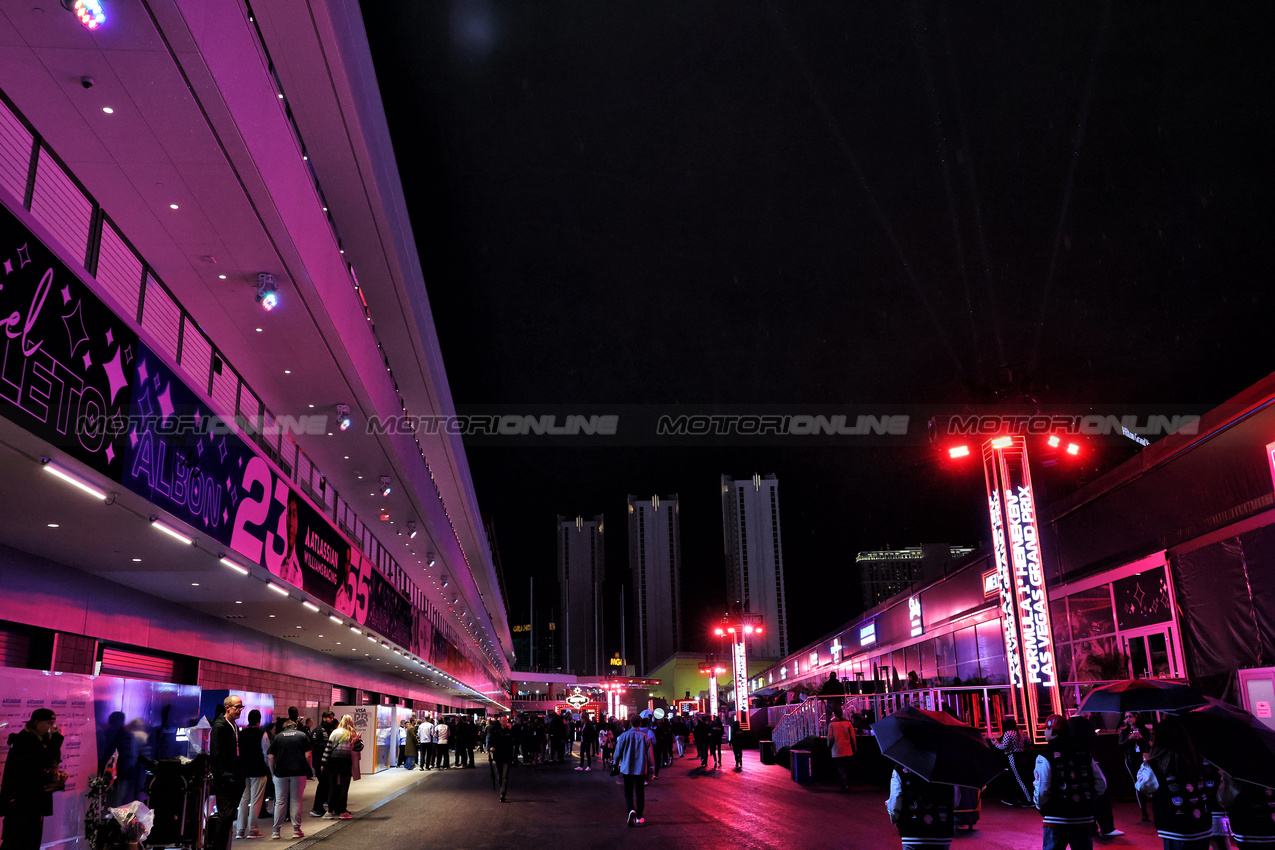 GP LAS VEGAS, Paddock Atmosfera.

21.11.2025. Formula 1 World Championship, Rd 22, Las Vegas Grand Prix, Las Vegas, Nevada, USA, Qualifiche Day.

- www.xpbimages.com, EMail: requests@xpbimages.com © Copyright: Bearne / XPB Images
