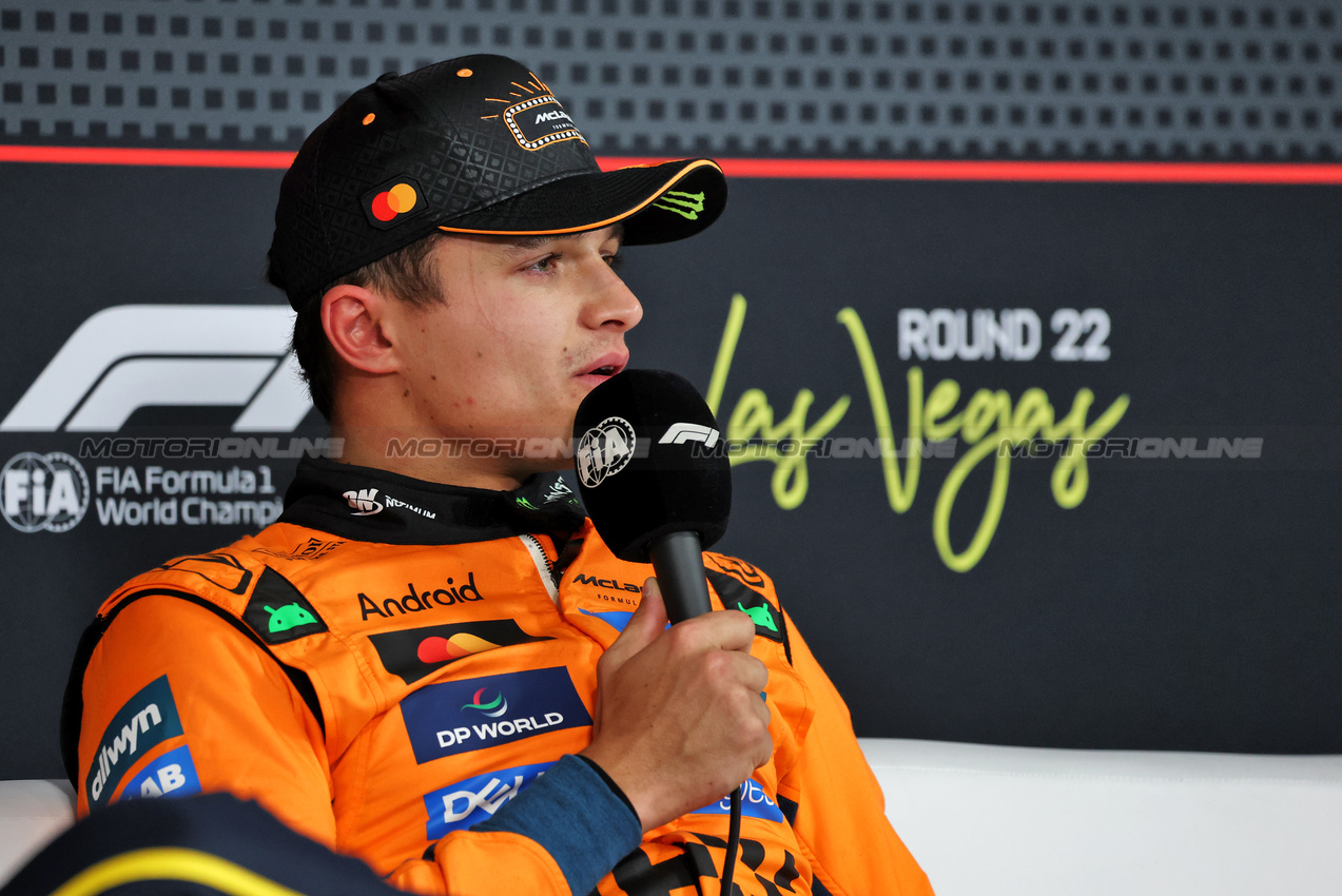 GP LAS VEGAS, Lando Norris (GBR) McLaren in the post qualifying FIA Press Conference.
21.11.2025. Formula 1 World Championship, Rd 22, Las Vegas Grand Prix, Las Vegas, Nevada, USA, Qualifiche Day.
- www.xpbimages.com, EMail: requests@xpbimages.com © Copyright: Batchelor / XPB Images