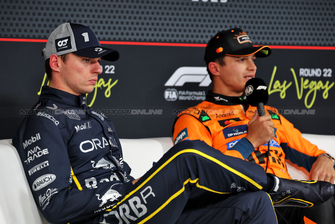 GP LAS VEGAS, (L to R): Max Verstappen (NLD) Red Bull Racing e Lando Norris (GBR) McLaren in the post qualifying FIA Press Conference.

21.11.2025. Formula 1 World Championship, Rd 22, Las Vegas Grand Prix, Las Vegas, Nevada, USA, Qualifiche Day.

- www.xpbimages.com, EMail: requests@xpbimages.com © Copyright: Batchelor / XPB Images