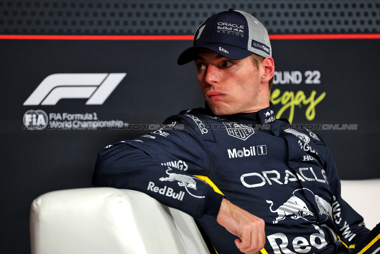 GP LAS VEGAS, Max Verstappen (NLD) Red Bull Racing in the post qualifying FIA Press Conference.

21.11.2025. Formula 1 World Championship, Rd 22, Las Vegas Grand Prix, Las Vegas, Nevada, USA, Qualifiche Day.

- www.xpbimages.com, EMail: requests@xpbimages.com © Copyright: Batchelor / XPB Images
