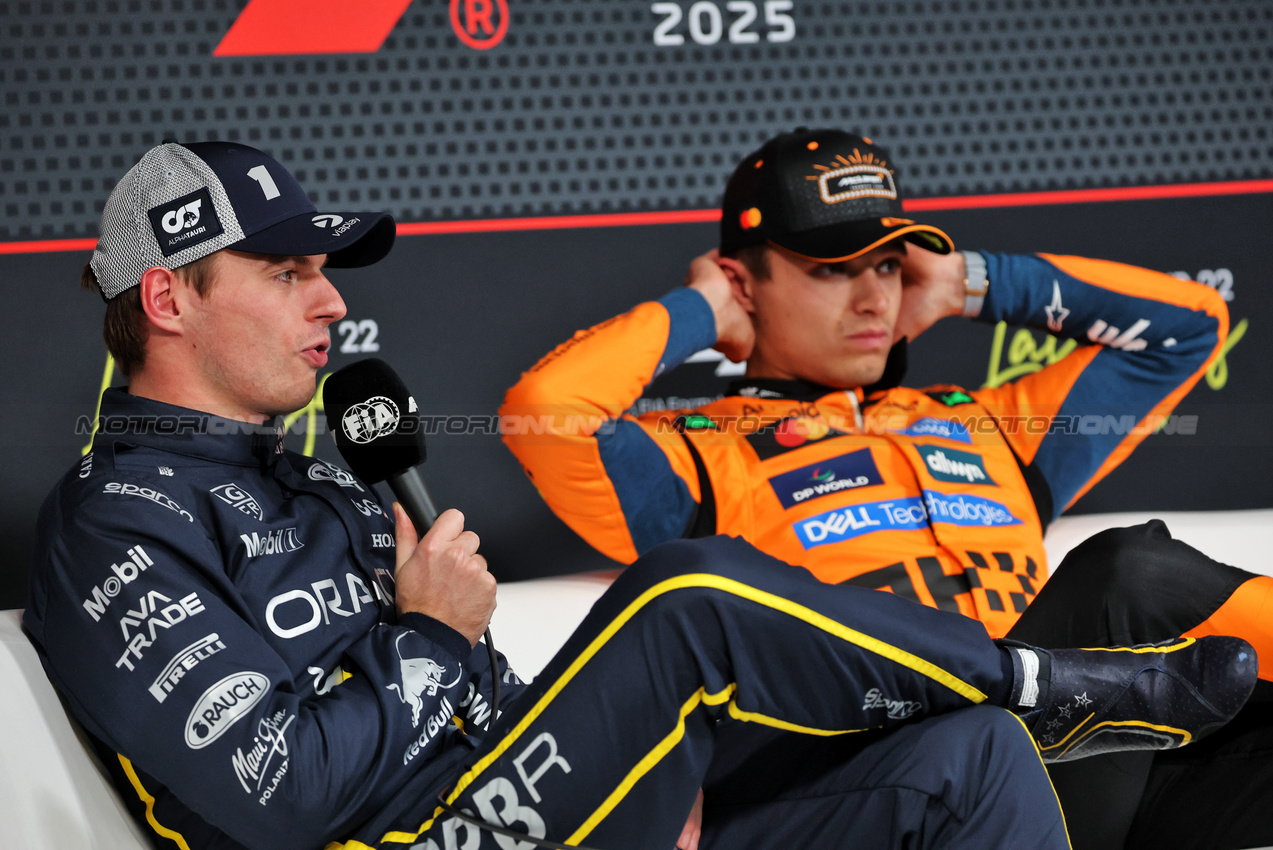 GP LAS VEGAS, (L to R): Max Verstappen (NLD) Red Bull Racing e Lando Norris (GBR) McLaren in the post qualifying FIA Press Conference.

21.11.2025. Formula 1 World Championship, Rd 22, Las Vegas Grand Prix, Las Vegas, Nevada, USA, Qualifiche Day.

- www.xpbimages.com, EMail: requests@xpbimages.com © Copyright: Batchelor / XPB Images