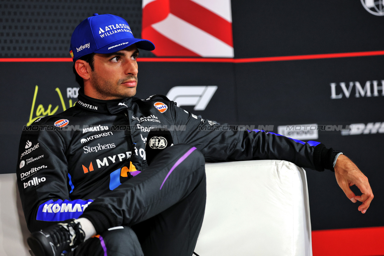 GP LAS VEGAS, Carlos Sainz (ESP) Atlassian Williams Racing in the post qualifying FIA Press Conference.

21.11.2025. Formula 1 World Championship, Rd 22, Las Vegas Grand Prix, Las Vegas, Nevada, USA, Qualifiche Day.

- www.xpbimages.com, EMail: requests@xpbimages.com © Copyright: Batchelor / XPB Images