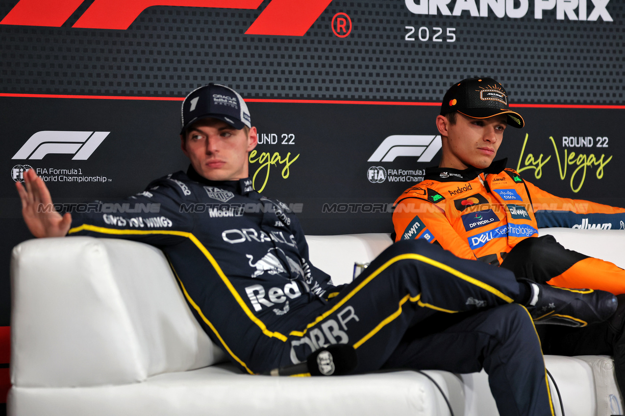 GP LAS VEGAS, (L to R): Max Verstappen (NLD) Red Bull Racing e Lando Norris (GBR) McLaren in the post qualifying FIA Press Conference.
21.11.2025. Formula 1 World Championship, Rd 22, Las Vegas Grand Prix, Las Vegas, Nevada, USA, Qualifiche Day.
- www.xpbimages.com, EMail: requests@xpbimages.com © Copyright: Batchelor / XPB Images