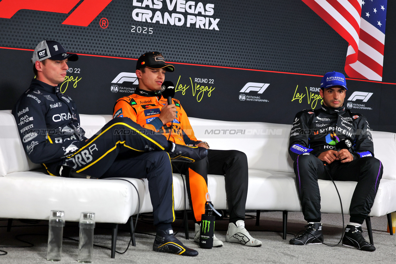 GP LAS VEGAS, (L to R): Max Verstappen (NLD) Red Bull Racing; Lando Norris (GBR) McLaren; e Carlos Sainz (ESP) Atlassian Williams Racing, in the post qualifying FIA Press Conference.

21.11.2025. Formula 1 World Championship, Rd 22, Las Vegas Grand Prix, Las Vegas, Nevada, USA, Qualifiche Day.

- www.xpbimages.com, EMail: requests@xpbimages.com © Copyright: Batchelor / XPB Images