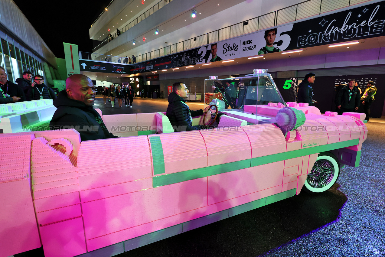 GP LAS VEGAS, Terry Crews (USA) Actor in the Lego Pink Cadillac.
21.11.2025. Formula 1 World Championship, Rd 22, Las Vegas Grand Prix, Las Vegas, Nevada, USA, Qualifiche Day.
- www.xpbimages.com, EMail: requests@xpbimages.com © Copyright: Moy / XPB Images