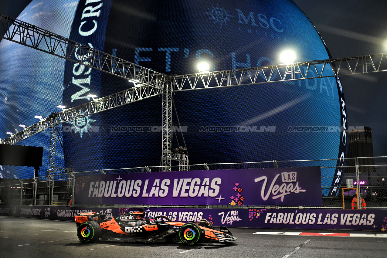 GP LAS VEGAS, Oscar Piastri (AUS) McLaren MCL39.
21.11.2025. Formula 1 World Championship, Rd 22, Las Vegas Grand Prix, Las Vegas, Nevada, USA, Qualifiche Day.
- www.xpbimages.com, EMail: requests@xpbimages.com © Copyright: Price / XPB Images