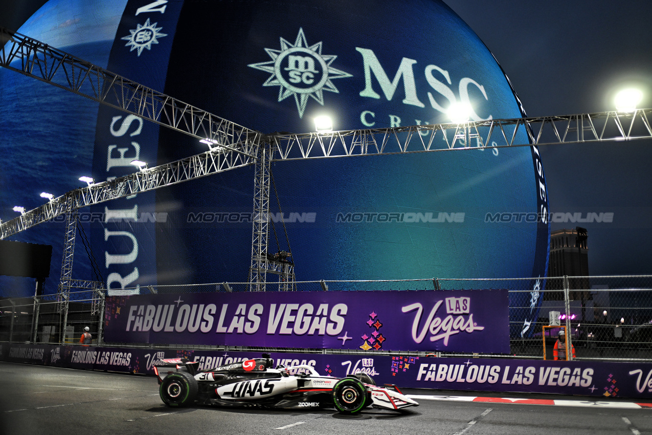 GP LAS VEGAS, Esteban Ocon (FRA) Haas VF-25.
21.11.2025. Formula 1 World Championship, Rd 22, Las Vegas Grand Prix, Las Vegas, Nevada, USA, Qualifiche Day.
- www.xpbimages.com, EMail: requests@xpbimages.com © Copyright: Price / XPB Images