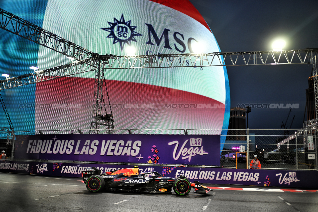 GP LAS VEGAS, Yuki Tsunoda (JPN) Red Bull Racing RB21.

21.11.2025. Formula 1 World Championship, Rd 22, Las Vegas Grand Prix, Las Vegas, Nevada, USA, Qualifiche Day.

- www.xpbimages.com, EMail: requests@xpbimages.com © Copyright: Price	/ XPB Images