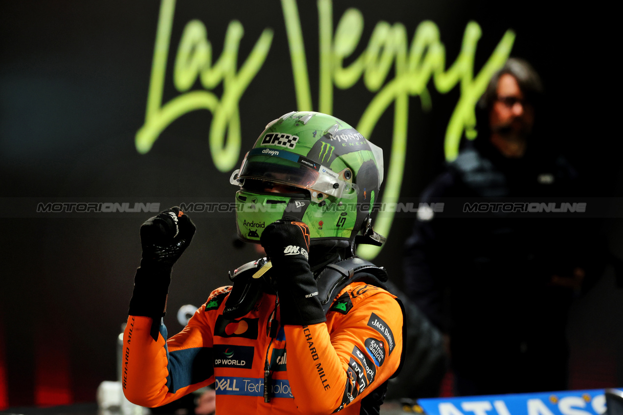 GP LAS VEGAS, Lando Norris (GBR) McLaren celebrates his pole position in qualifying parc ferme.

21.11.2025. Formula 1 World Championship, Rd 22, Las Vegas Grand Prix, Las Vegas, Nevada, USA, Qualifiche Day.

 - www.xpbimages.com, EMail: requests@xpbimages.com © Copyright: Coates / XPB Images