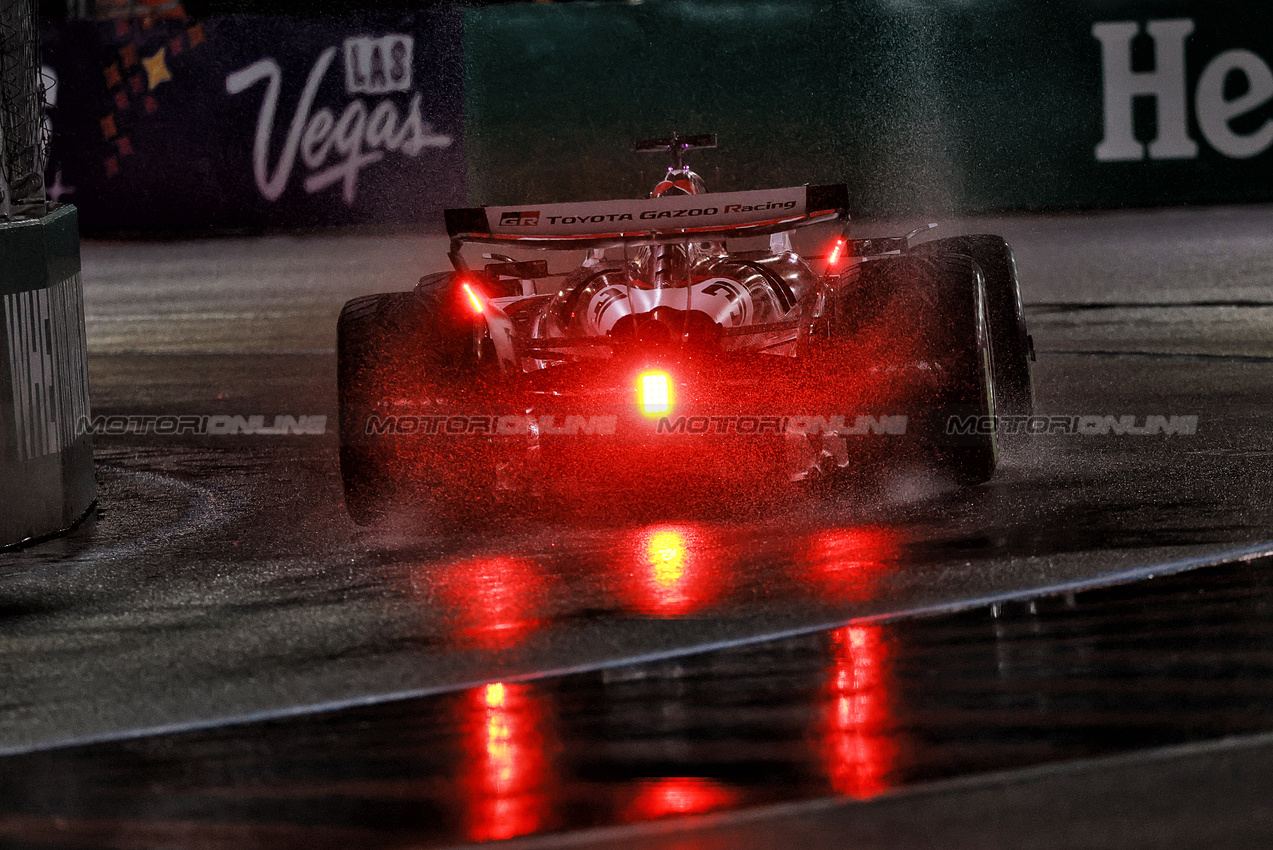 GP LAS VEGAS, Esteban Ocon (FRA) Haas VF-25.
21.11.2025. Formula 1 World Championship, Rd 22, Las Vegas Grand Prix, Las Vegas, Nevada, USA, Qualifiche Day.
- www.xpbimages.com, EMail: requests@xpbimages.com © Copyright: Moy / XPB Images