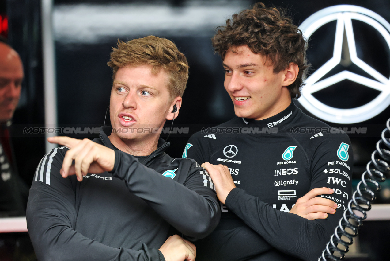 GP LAS VEGAS, Andrea Kimi Antonelli (ITA) Mercedes AMG F1 (Right).

21.11.2025. Formula 1 World Championship, Rd 22, Las Vegas Grand Prix, Las Vegas, Nevada, USA, Qualifiche Day.

- www.xpbimages.com, EMail: requests@xpbimages.com © Copyright: Batchelor / XPB Images