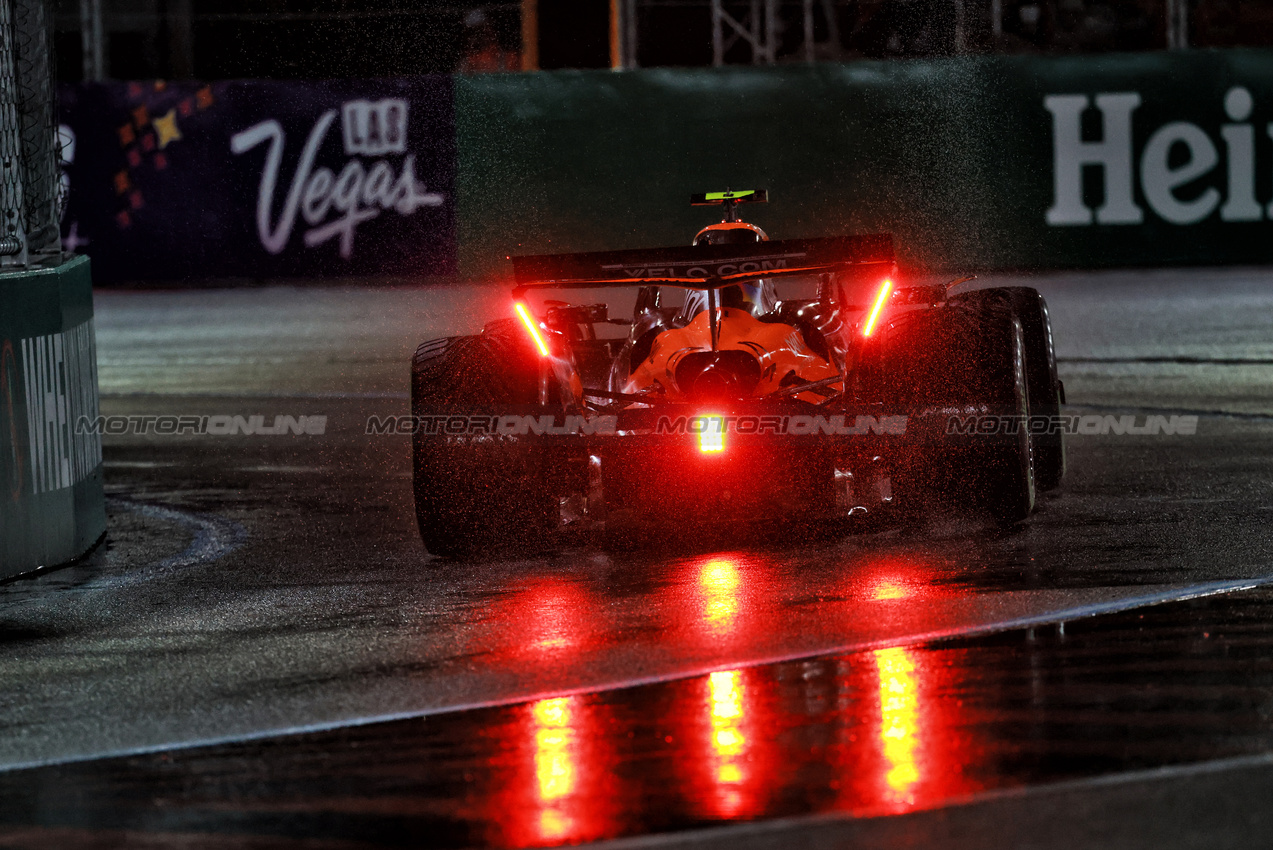 GP LAS VEGAS, Lando Norris (GBR) McLaren MCL39.
21.11.2025. Formula 1 World Championship, Rd 22, Las Vegas Grand Prix, Las Vegas, Nevada, USA, Qualifiche Day.
- www.xpbimages.com, EMail: requests@xpbimages.com © Copyright: Moy / XPB Images
