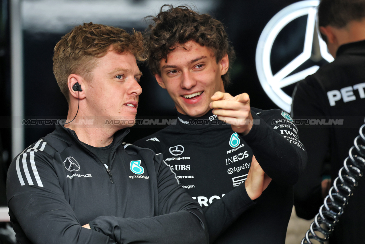 GP LAS VEGAS, Andrea Kimi Antonelli (ITA) Mercedes AMG F1 (Right).

21.11.2025. Formula 1 World Championship, Rd 22, Las Vegas Grand Prix, Las Vegas, Nevada, USA, Qualifiche Day.

- www.xpbimages.com, EMail: requests@xpbimages.com © Copyright: Batchelor / XPB Images