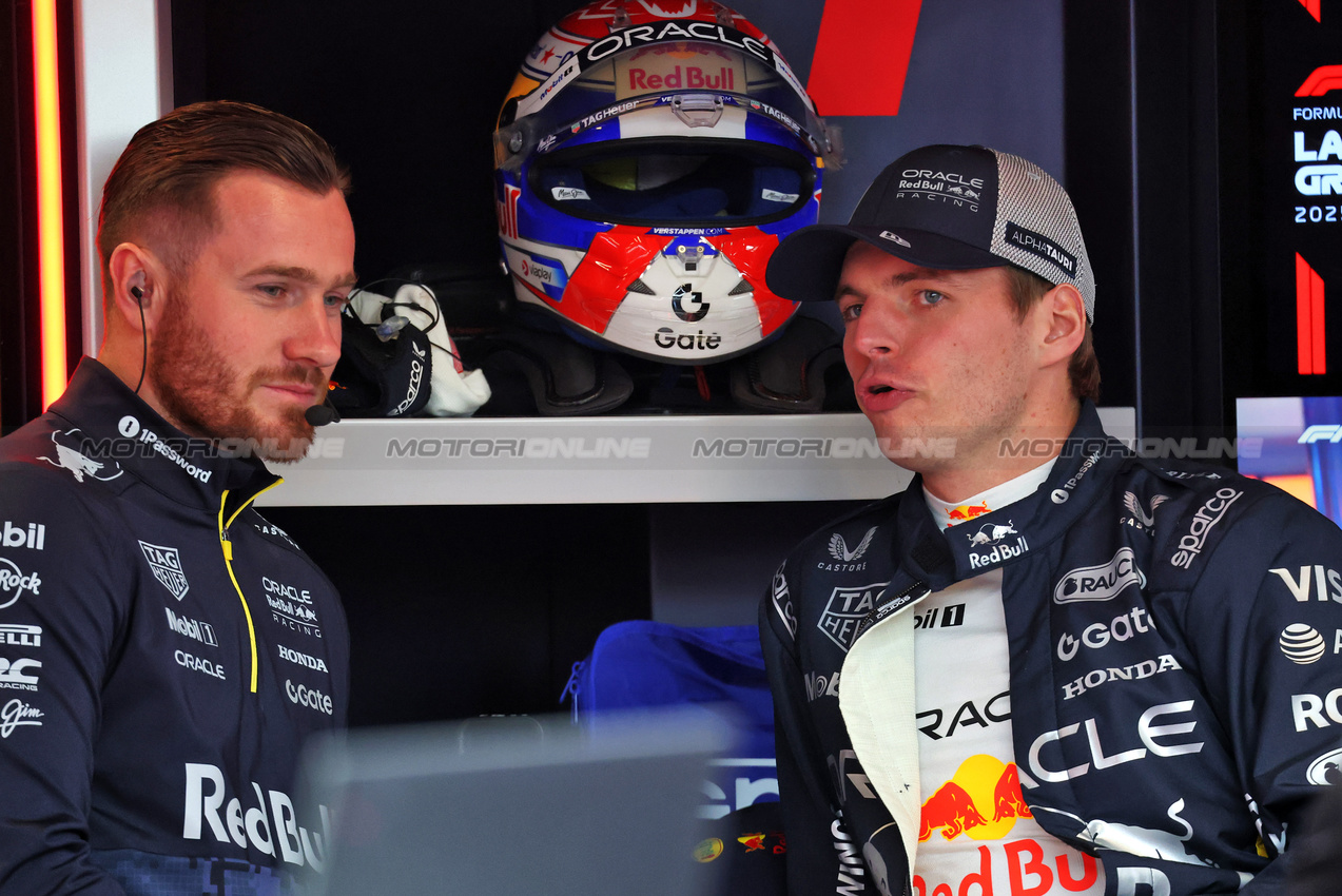 GP LAS VEGAS, Max Verstappen (NLD) Red Bull Racing (Right).

21.11.2025. Formula 1 World Championship, Rd 22, Las Vegas Grand Prix, Las Vegas, Nevada, USA, Qualifiche Day.

- www.xpbimages.com, EMail: requests@xpbimages.com © Copyright: Batchelor / XPB Images